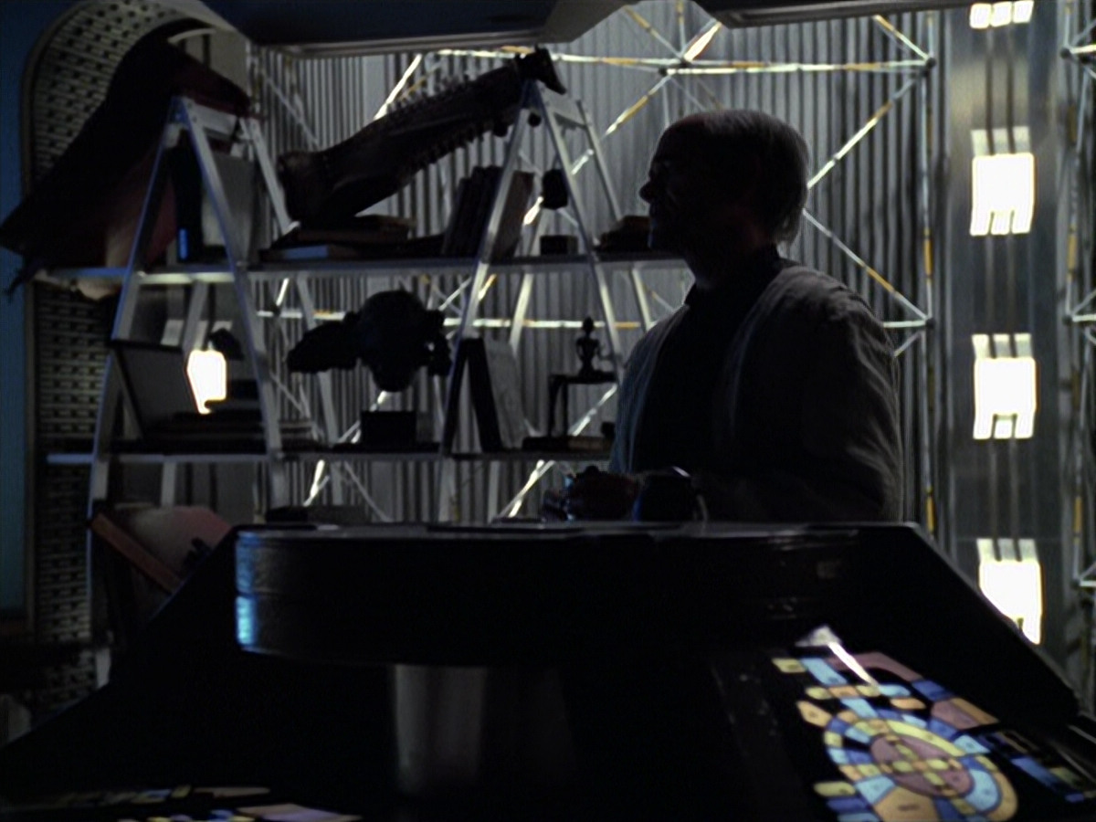 extant_StarTrek_VOY_6x24-LifeLine_02628.jpg