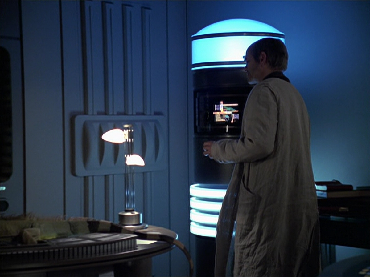 extant_StarTrek_VOY_6x24-LifeLine_02634.jpg