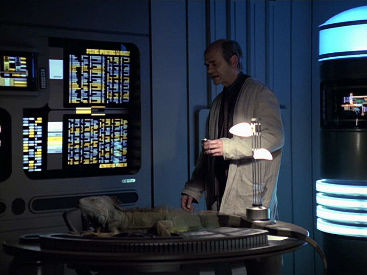 extant_StarTrek_VOY_6x24-LifeLine_02637.jpg