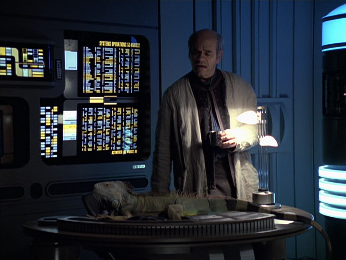 extant_StarTrek_VOY_6x24-LifeLine_02639.jpg