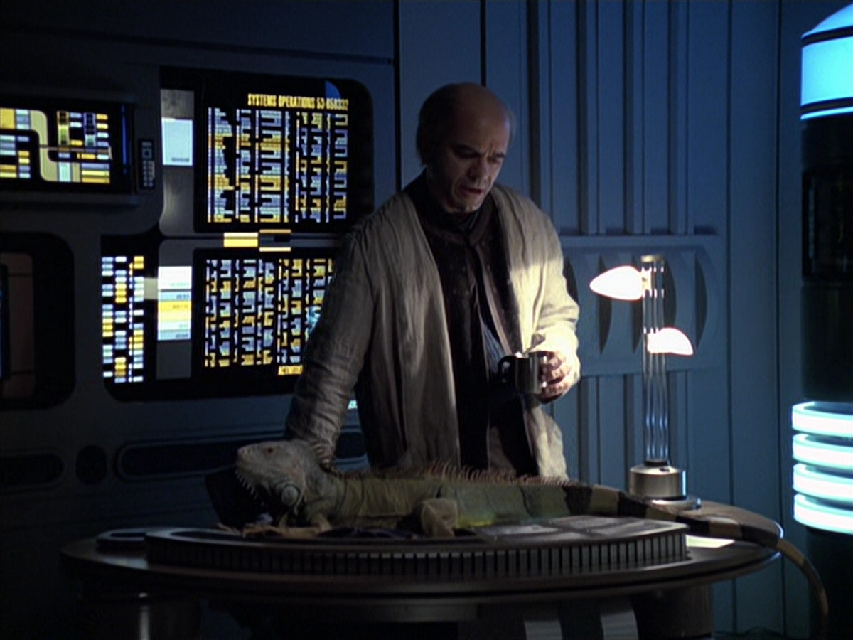 extant_StarTrek_VOY_6x24-LifeLine_02640.jpg