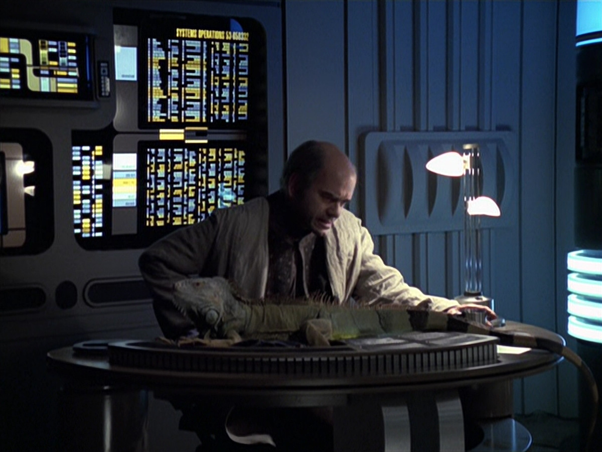 extant_StarTrek_VOY_6x24-LifeLine_02642.jpg
