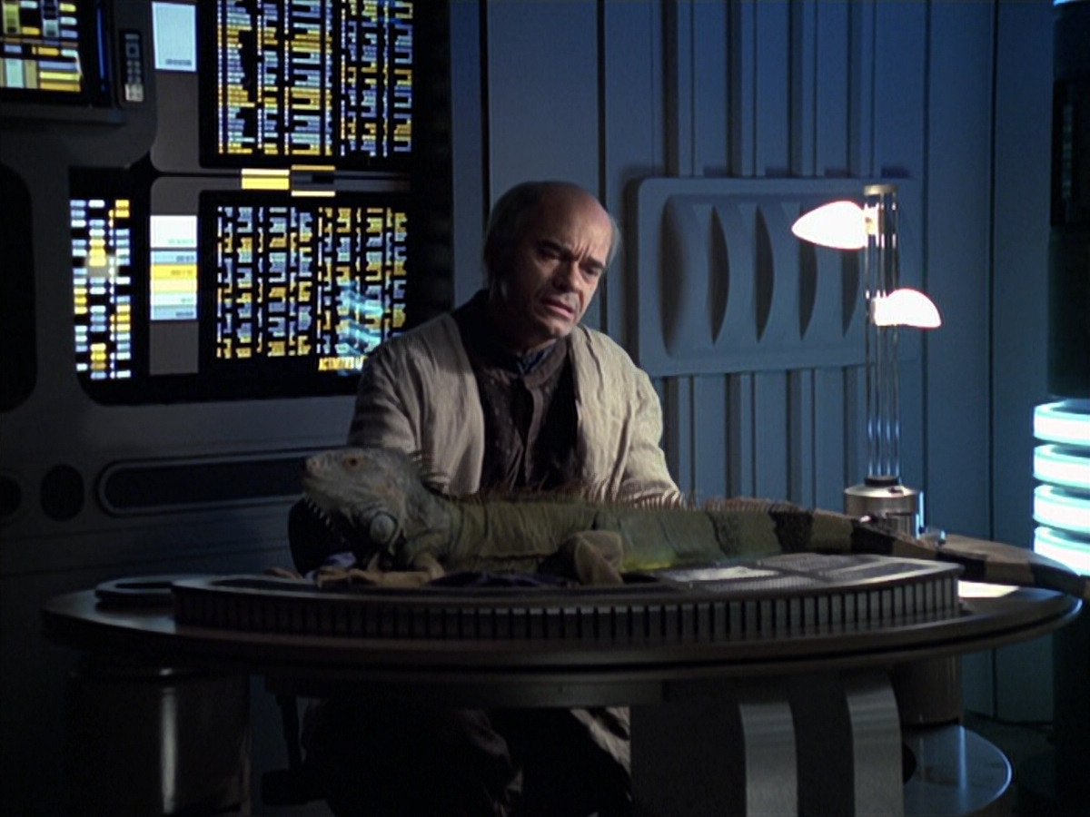 extant_StarTrek_VOY_6x24-LifeLine_02654.jpg