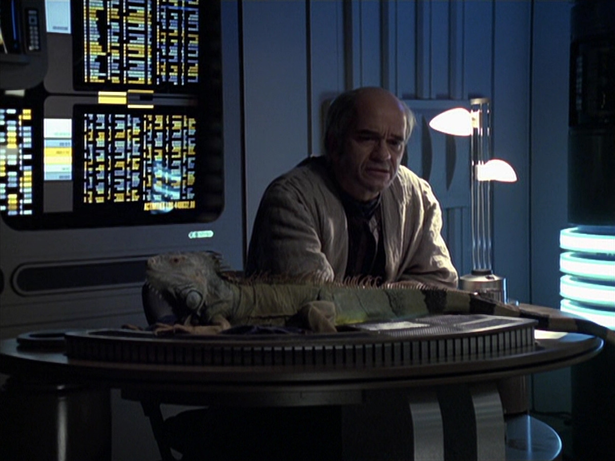 extant_StarTrek_VOY_6x24-LifeLine_02660.jpg