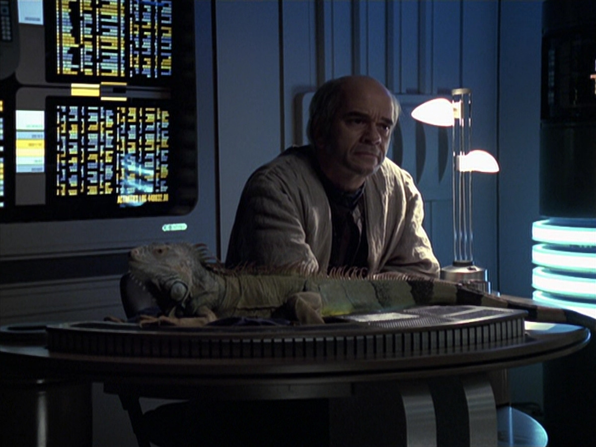 extant_StarTrek_VOY_6x24-LifeLine_02664.jpg
