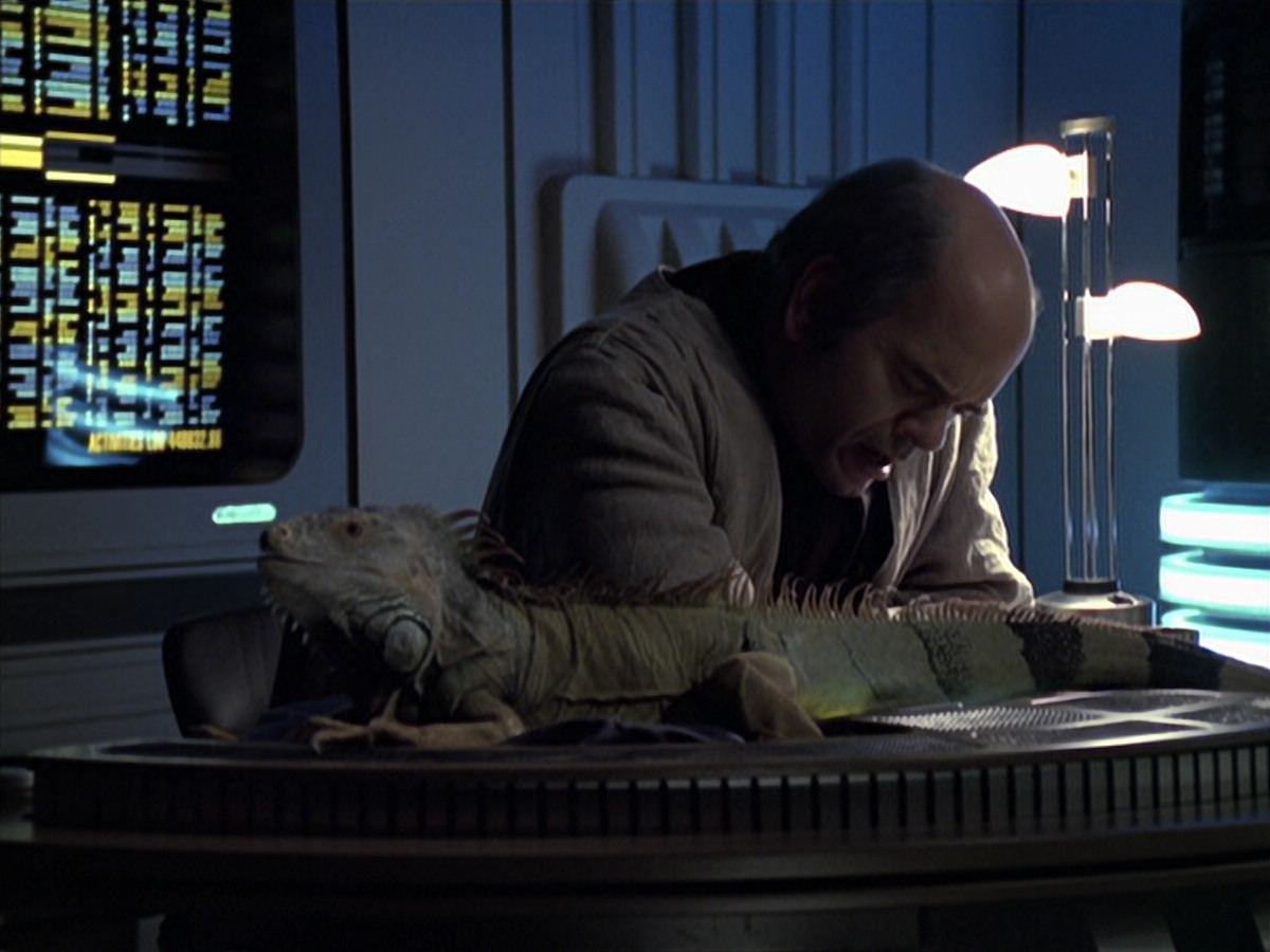 extant_StarTrek_VOY_6x24-LifeLine_02683.jpg