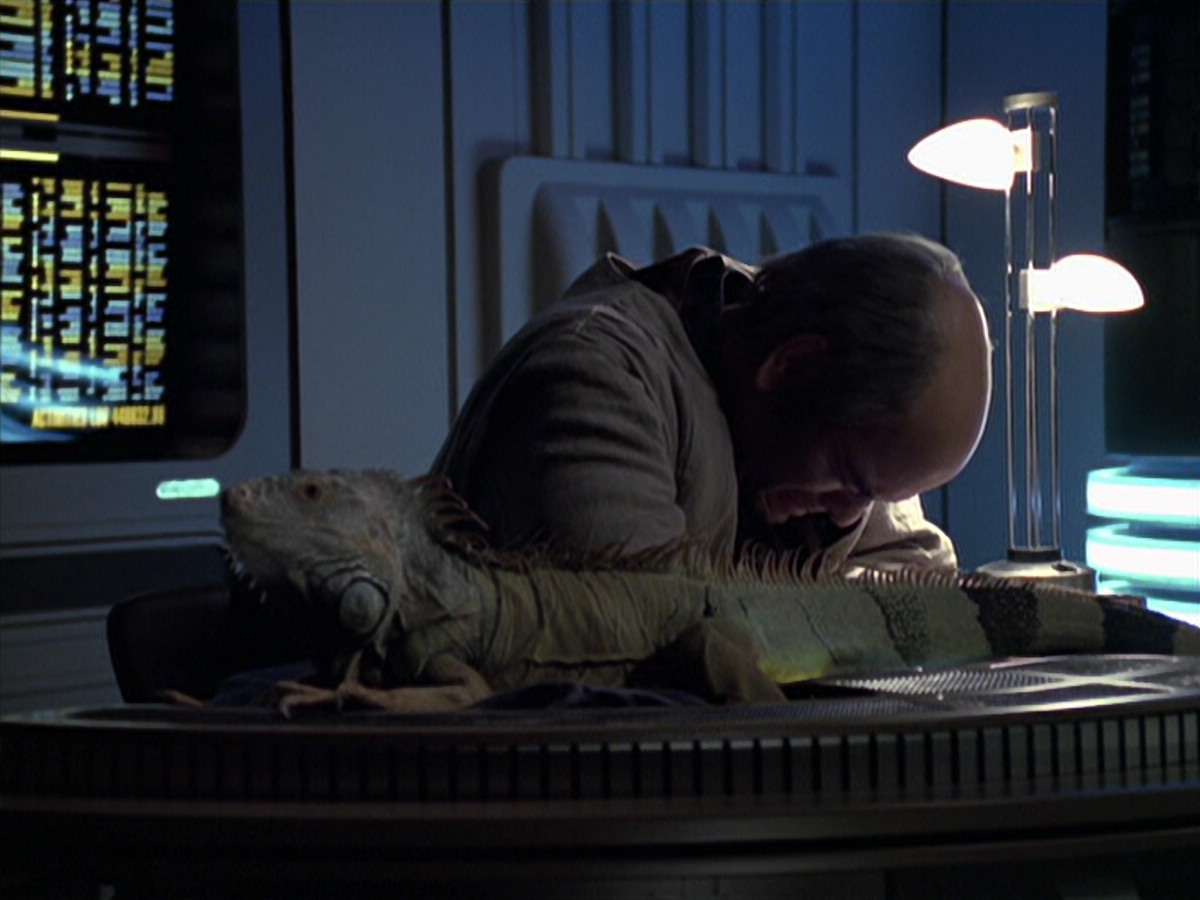 extant_StarTrek_VOY_6x24-LifeLine_02686.jpg