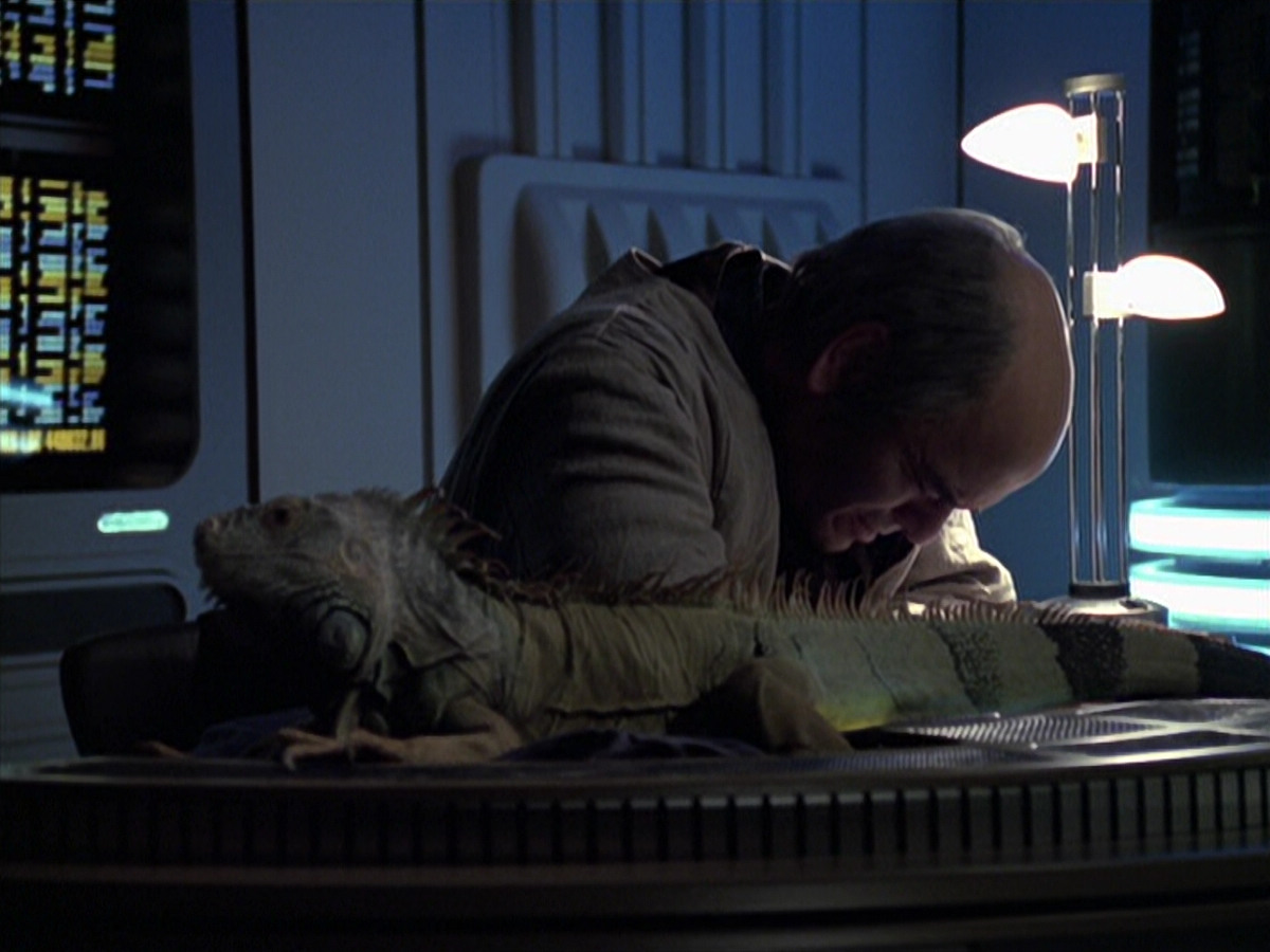 extant_StarTrek_VOY_6x24-LifeLine_02689.jpg