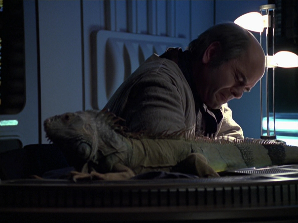 extant_StarTrek_VOY_6x24-LifeLine_02695.jpg