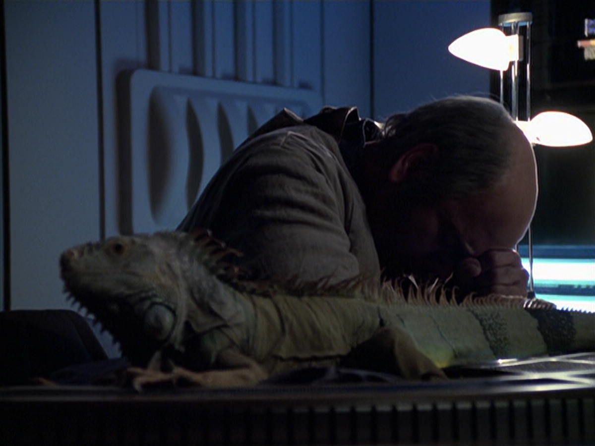 extant_StarTrek_VOY_6x24-LifeLine_02700.jpg