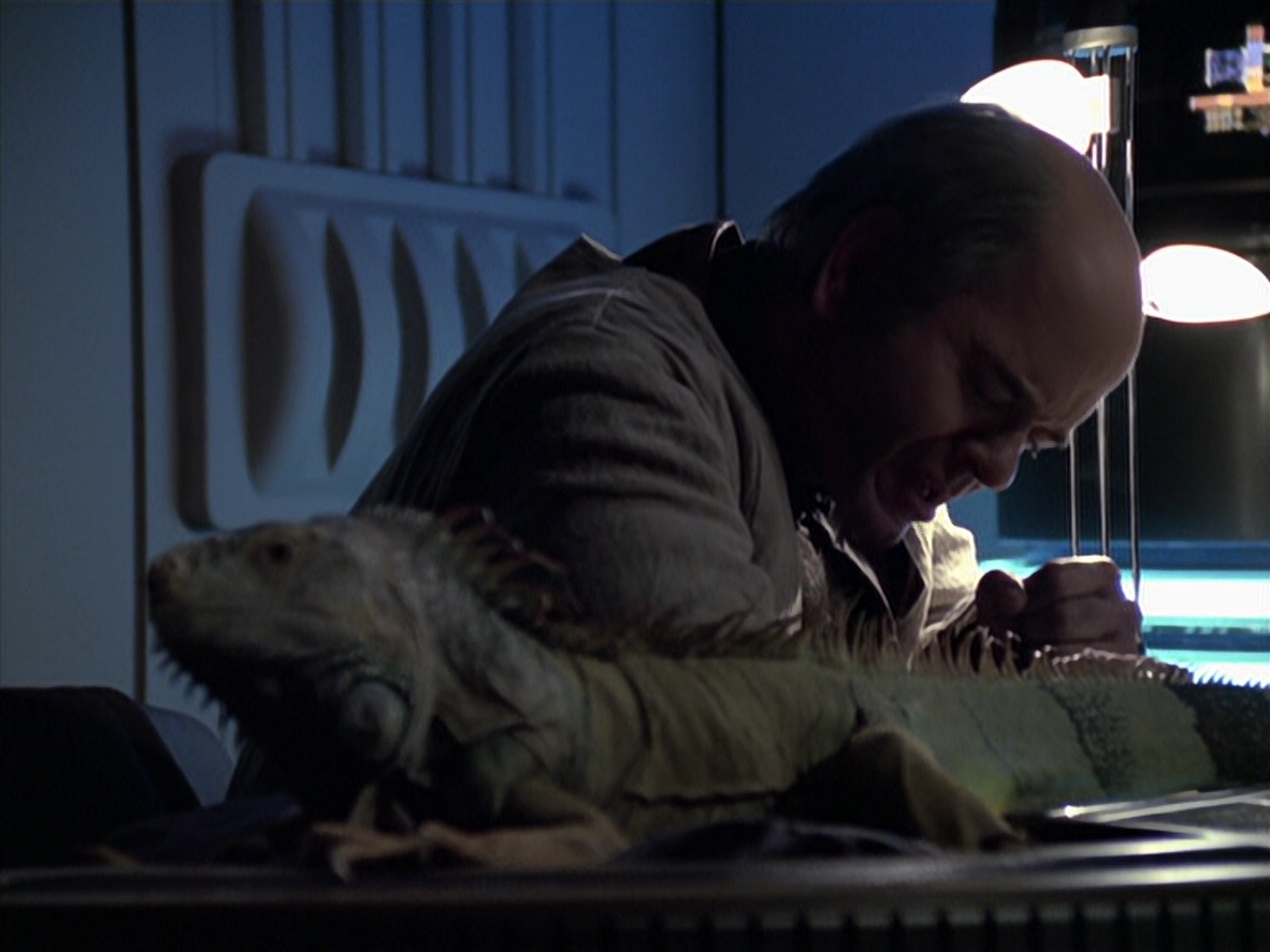 extant_StarTrek_VOY_6x24-LifeLine_02704.jpg