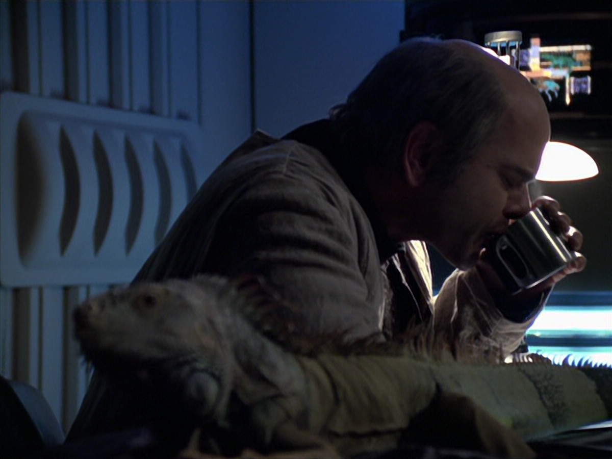 extant_StarTrek_VOY_6x24-LifeLine_02712.jpg