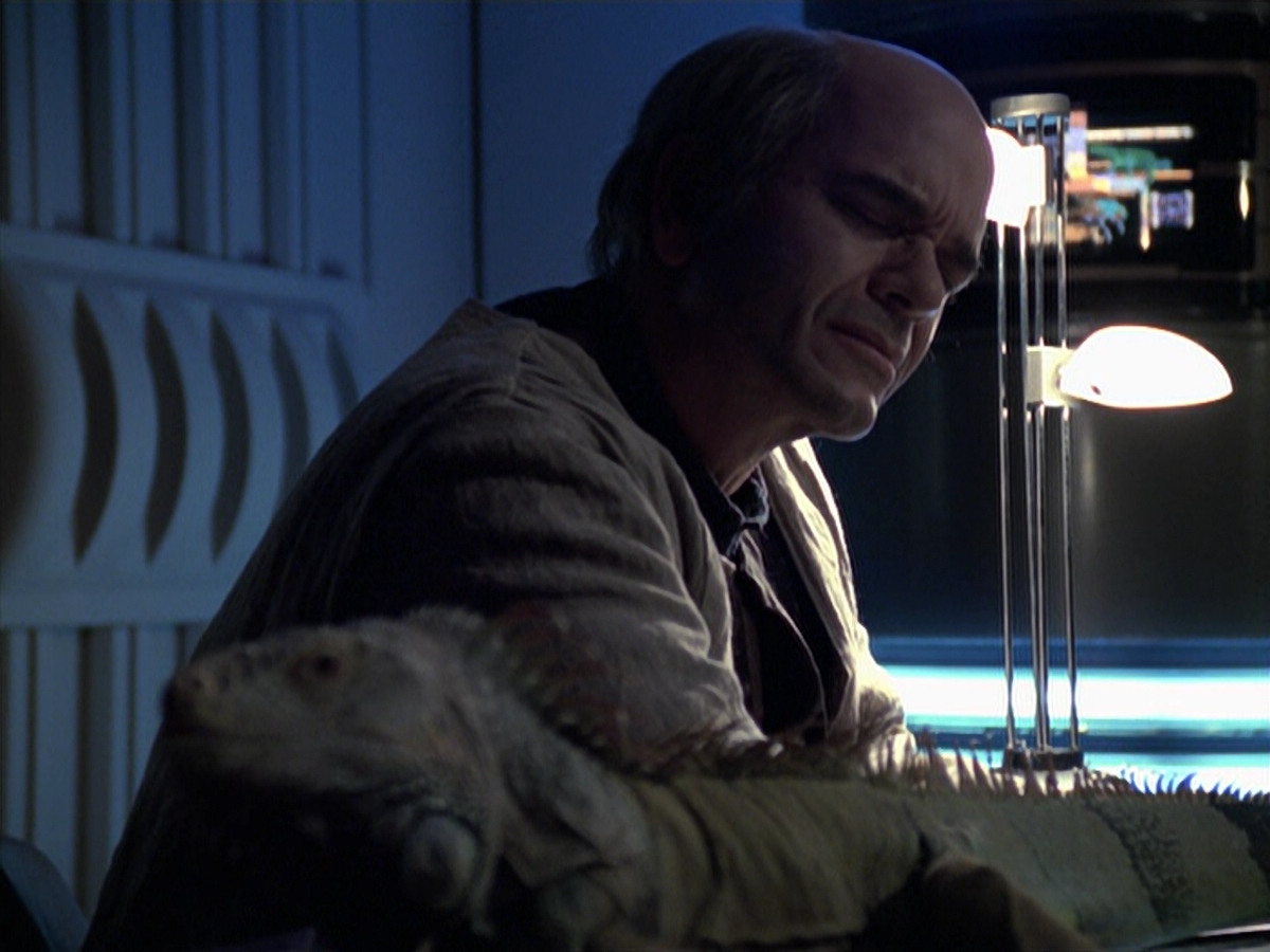 extant_StarTrek_VOY_6x24-LifeLine_02731.jpg