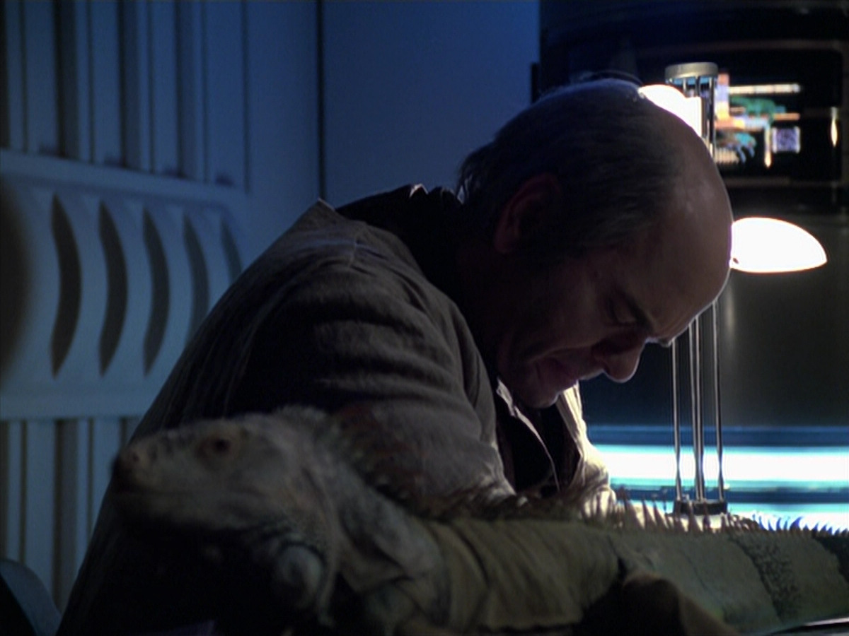 extant_StarTrek_VOY_6x24-LifeLine_02735.jpg