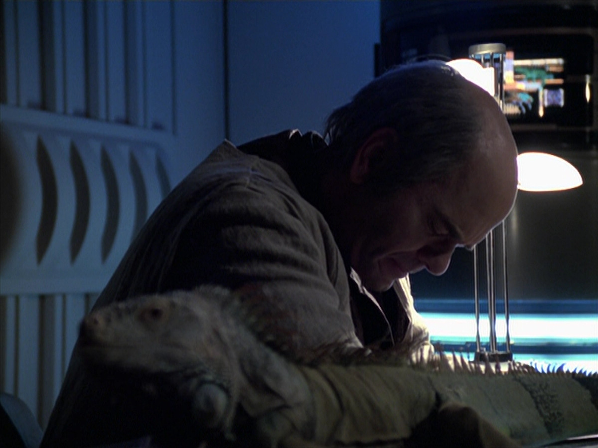 extant_StarTrek_VOY_6x24-LifeLine_02736.jpg