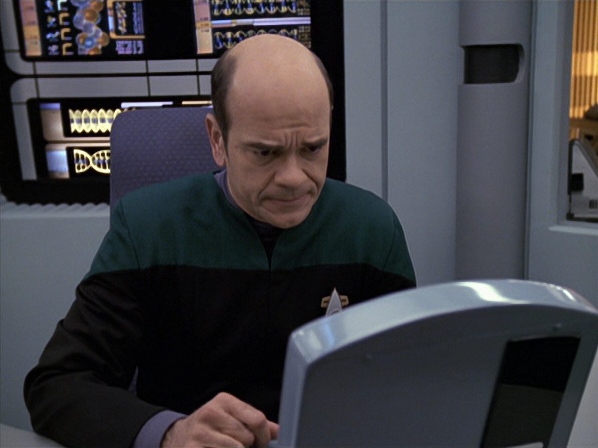 extant_StarTrek_VOY_6x24-LifeLine_02750.jpg