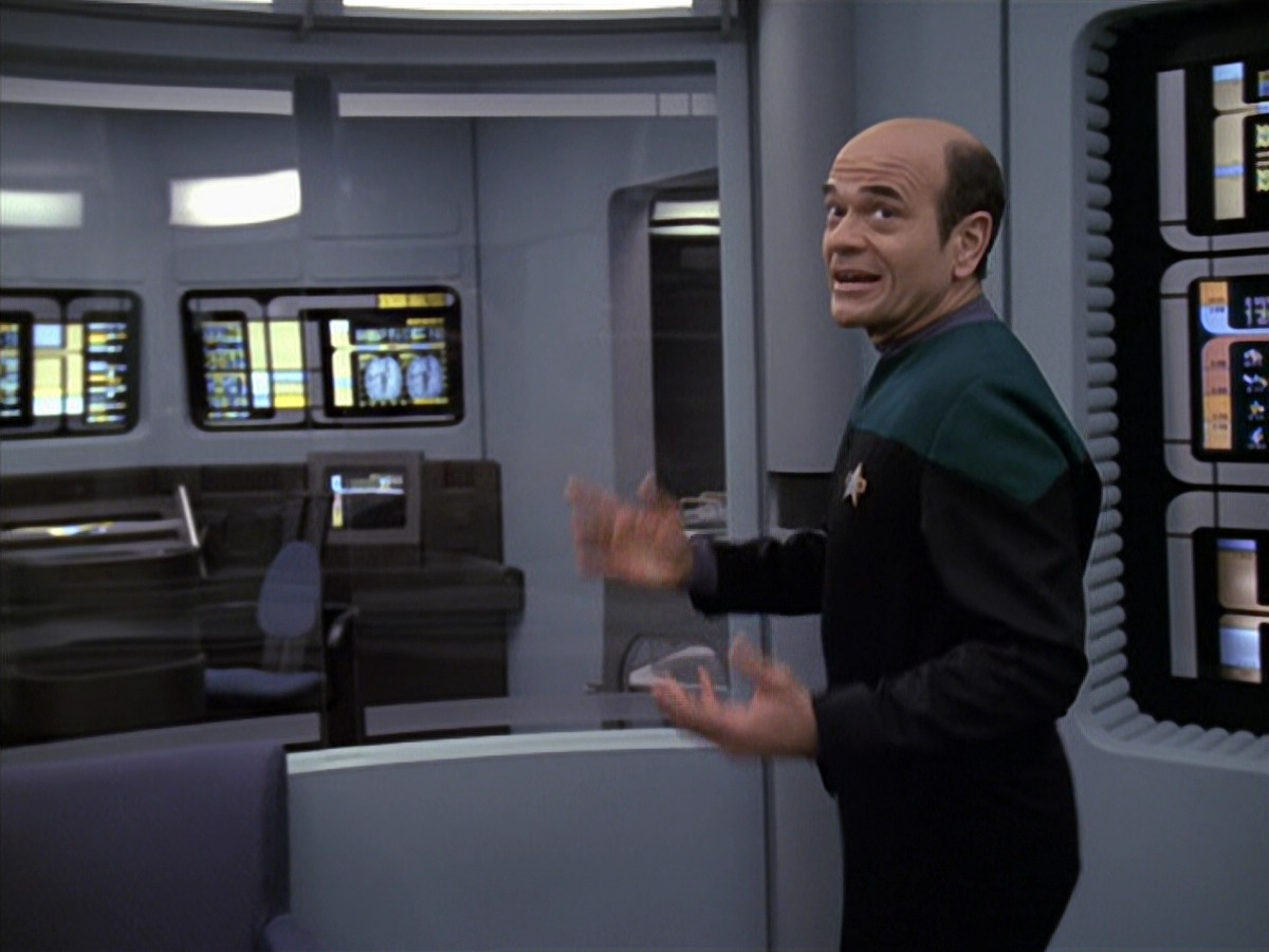 extant_StarTrek_VOY_6x24-LifeLine_02764.jpg