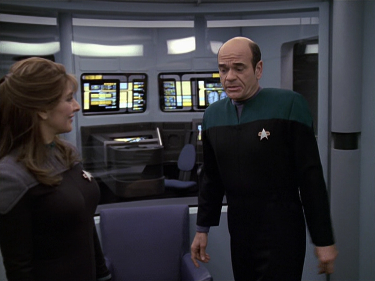 extant_StarTrek_VOY_6x24-LifeLine_02766.jpg