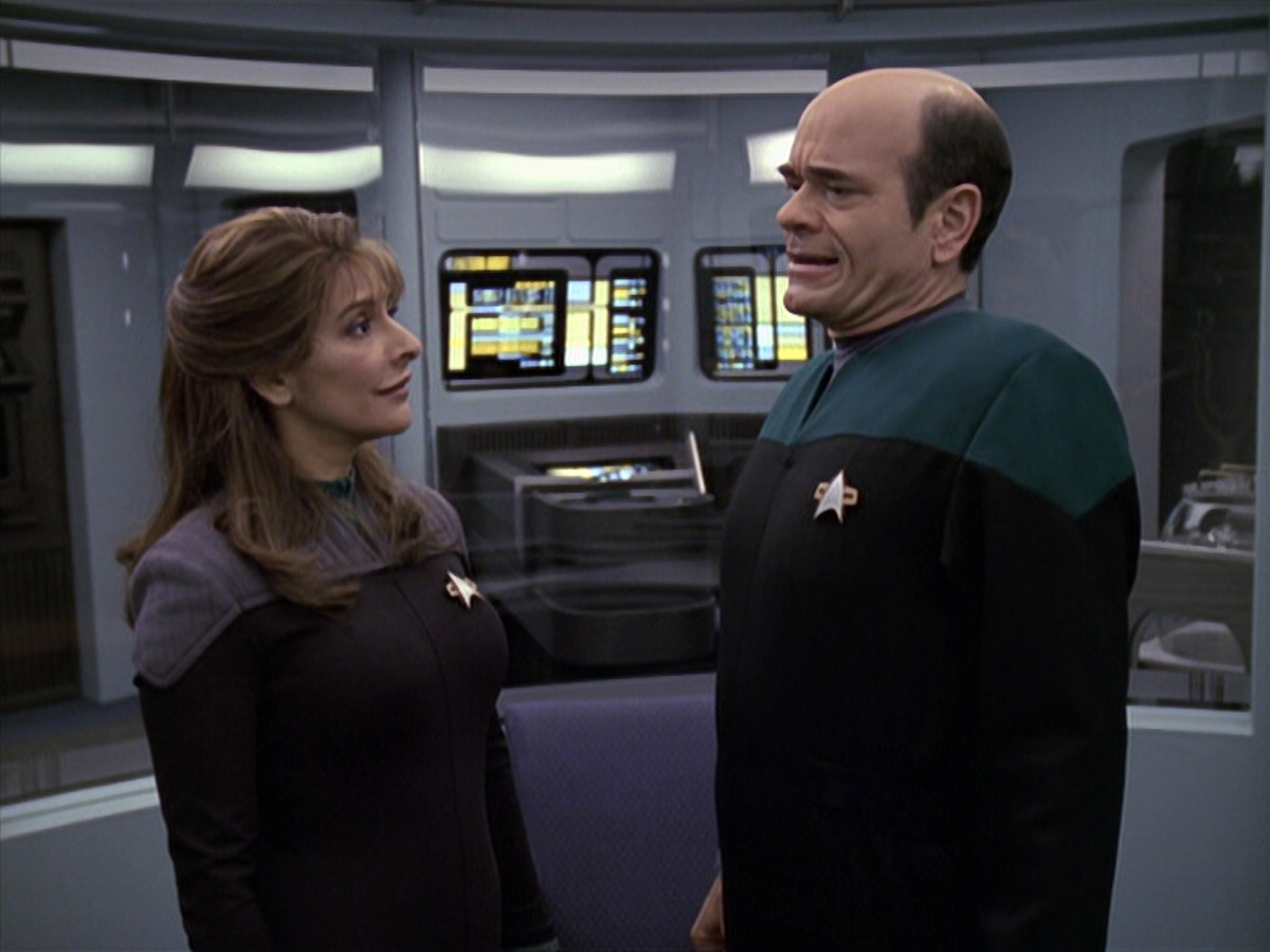 extant_StarTrek_VOY_6x24-LifeLine_02770.jpg