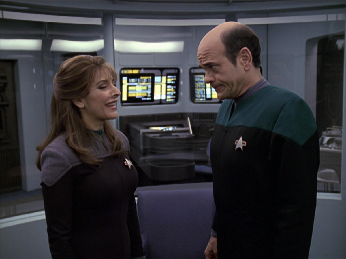 extant_StarTrek_VOY_6x24-LifeLine_02773.jpg