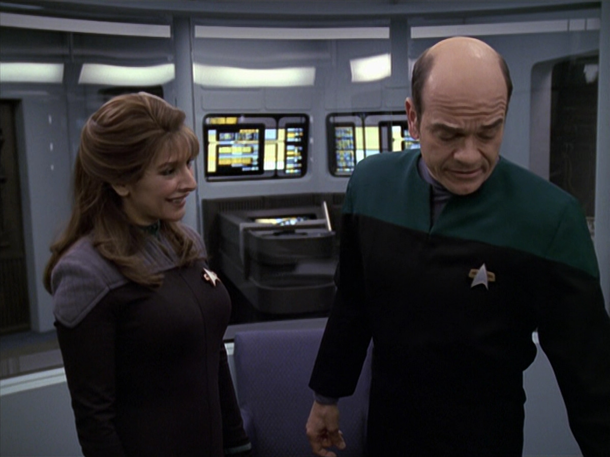 extant_StarTrek_VOY_6x24-LifeLine_02785.jpg
