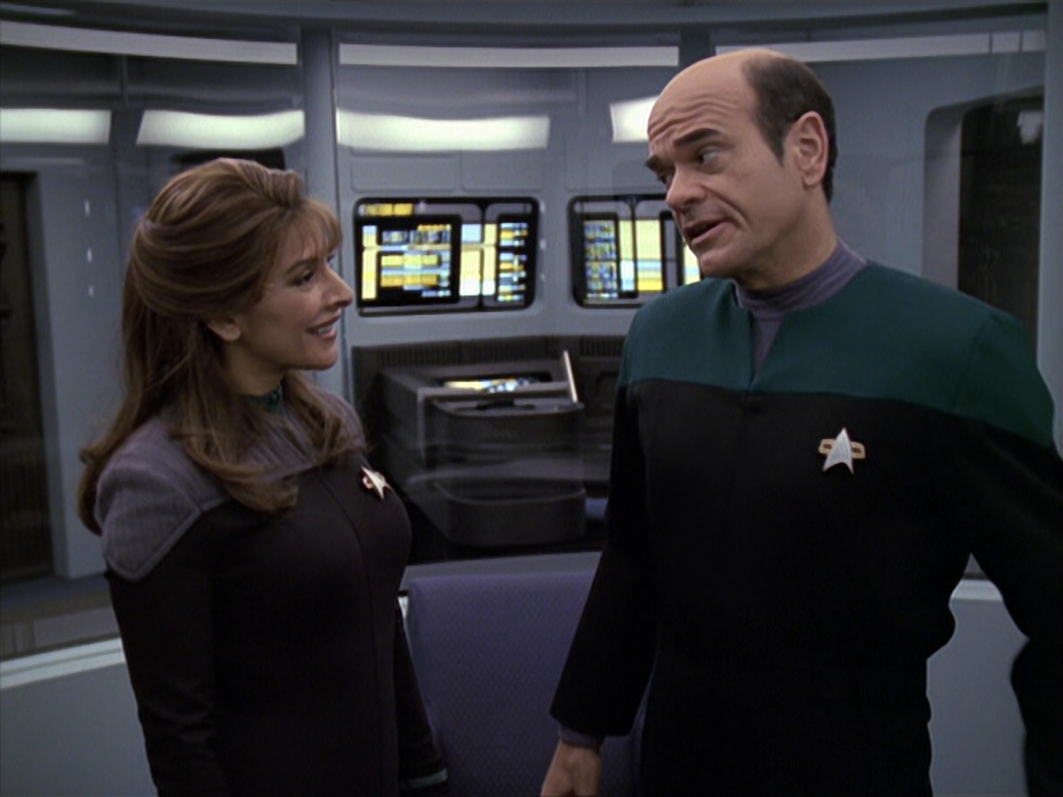 extant_StarTrek_VOY_6x24-LifeLine_02786.jpg