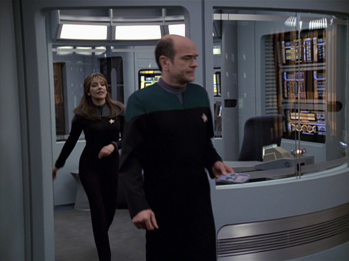 extant_StarTrek_VOY_6x24-LifeLine_02796.jpg