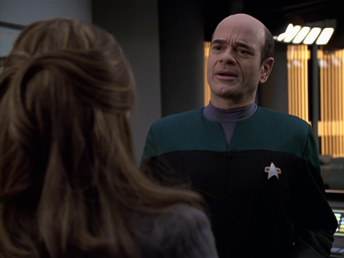 extant_StarTrek_VOY_6x24-LifeLine_02801.jpg