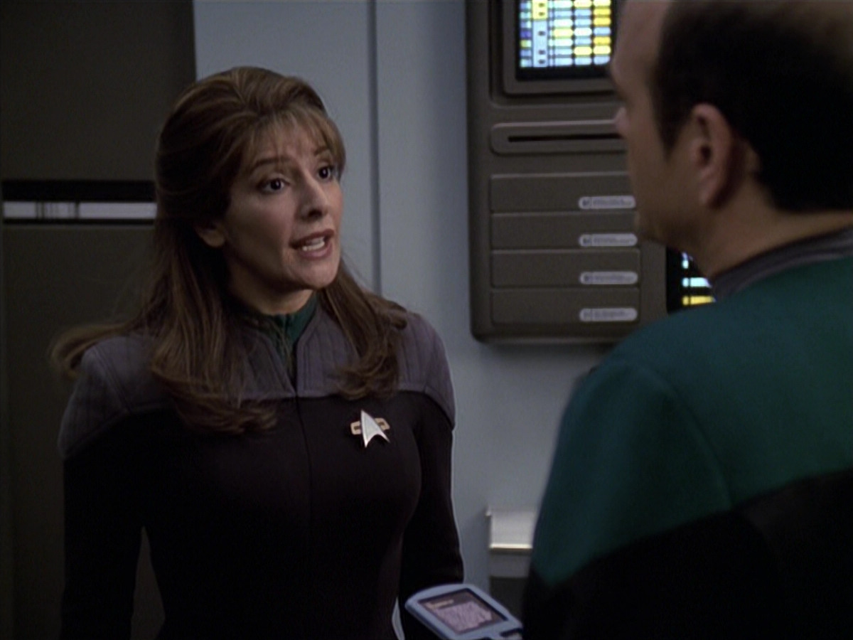 extant_StarTrek_VOY_6x24-LifeLine_02811.jpg