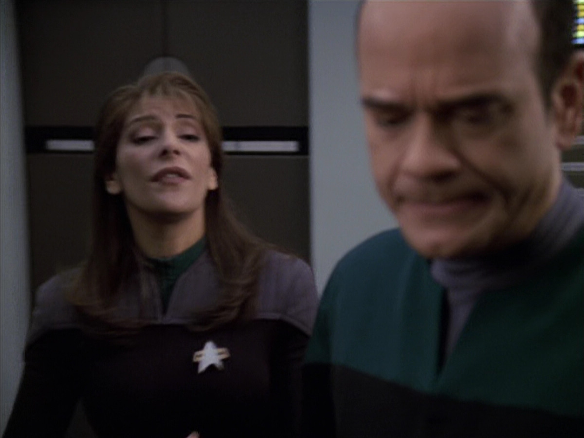 extant_StarTrek_VOY_6x24-LifeLine_02822.jpg