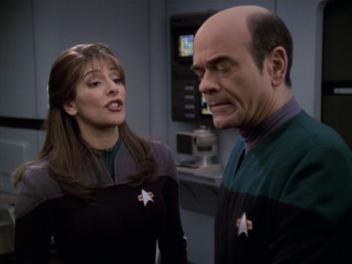 extant_StarTrek_VOY_6x24-LifeLine_02826.jpg