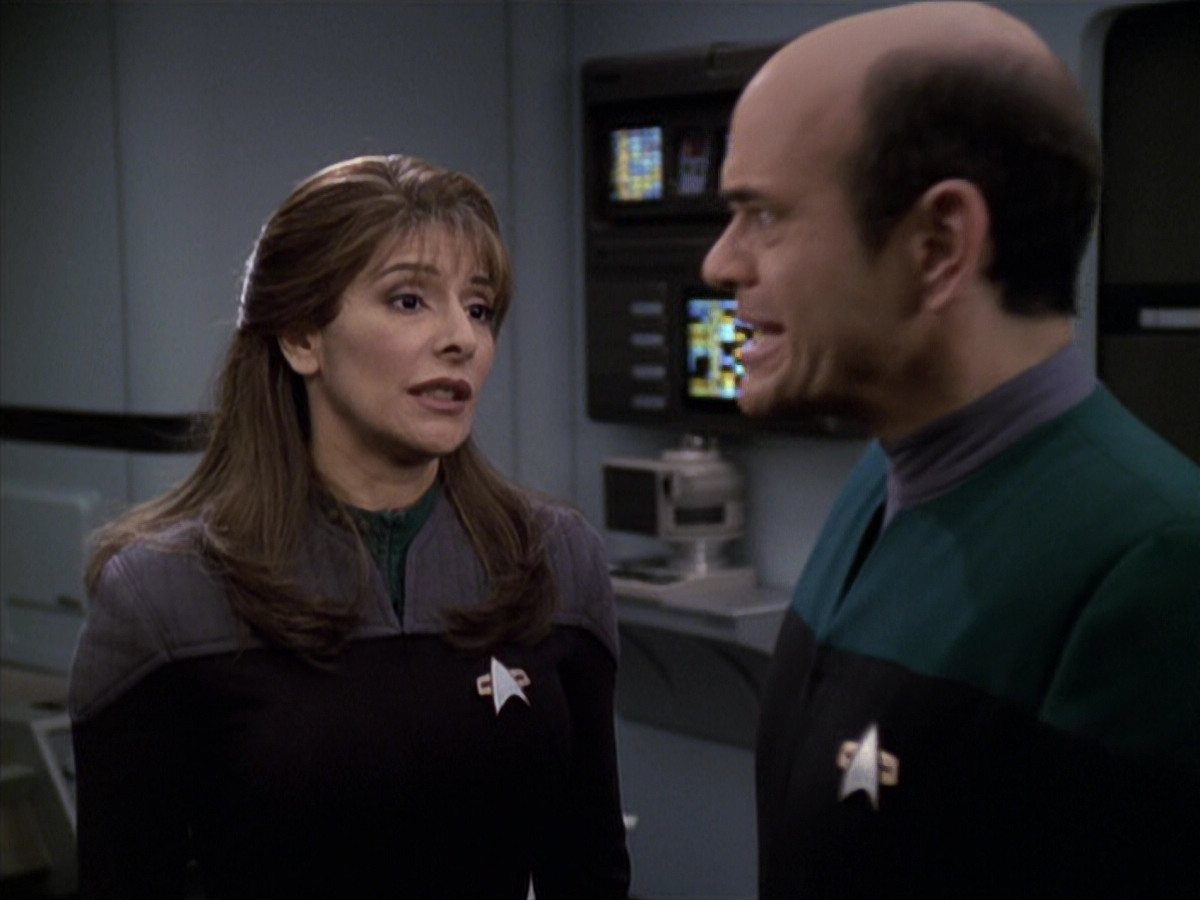 extant_StarTrek_VOY_6x24-LifeLine_02830.jpg