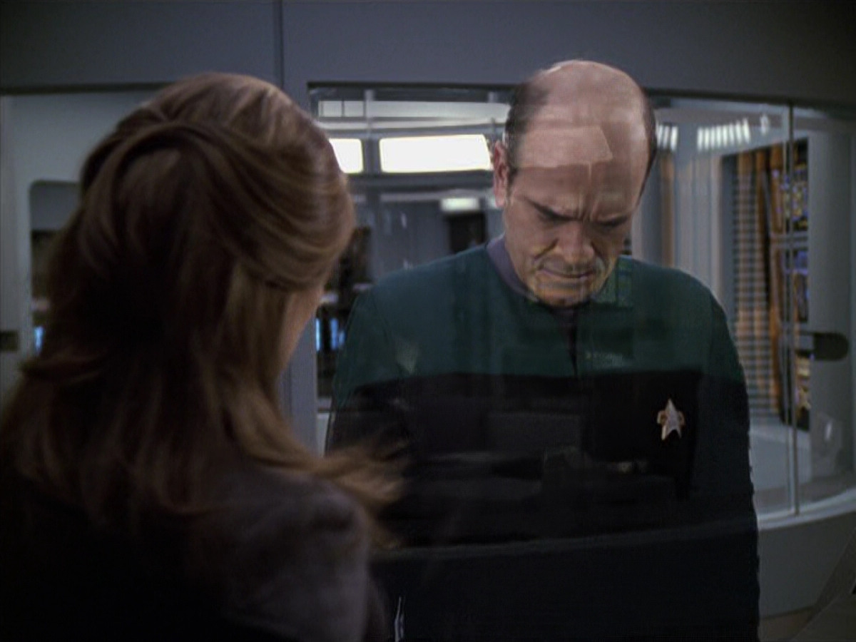 extant_StarTrek_VOY_6x24-LifeLine_02832.jpg