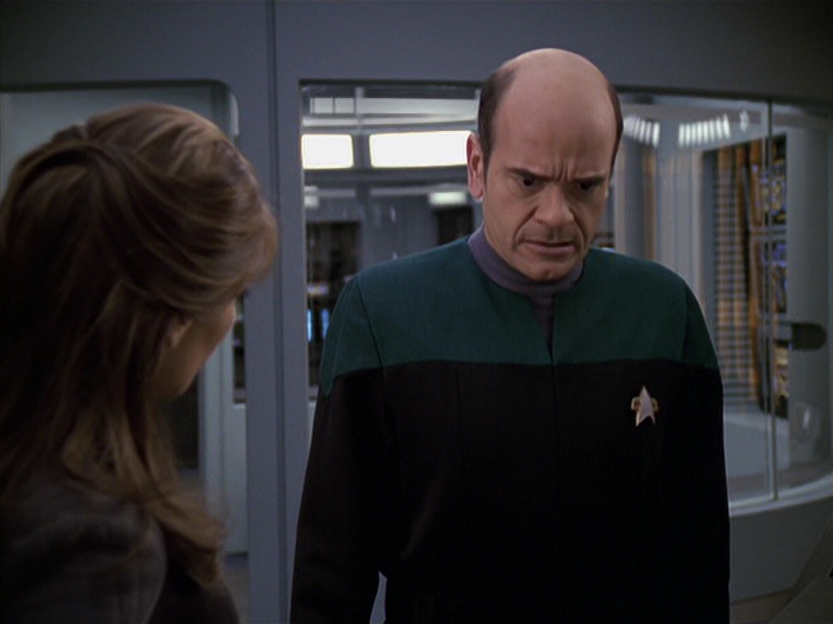 extant_StarTrek_VOY_6x24-LifeLine_02833.jpg