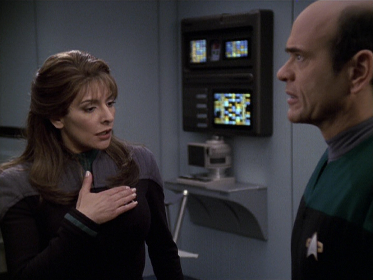 extant_StarTrek_VOY_6x24-LifeLine_02835.jpg