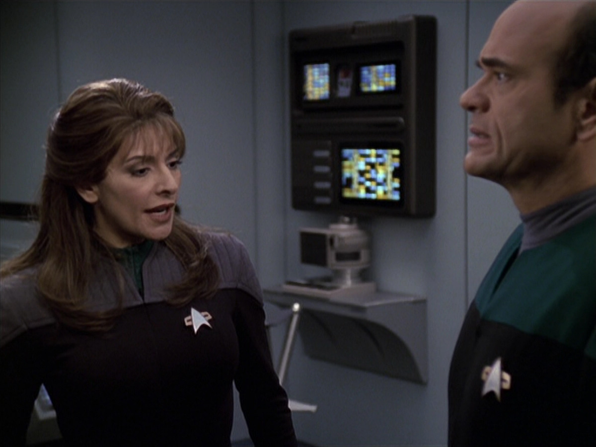 extant_StarTrek_VOY_6x24-LifeLine_02836.jpg