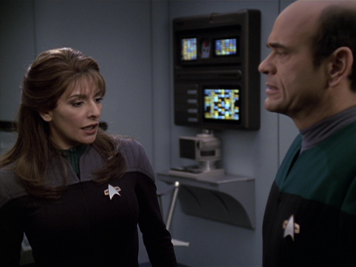extant_StarTrek_VOY_6x24-LifeLine_02837.jpg