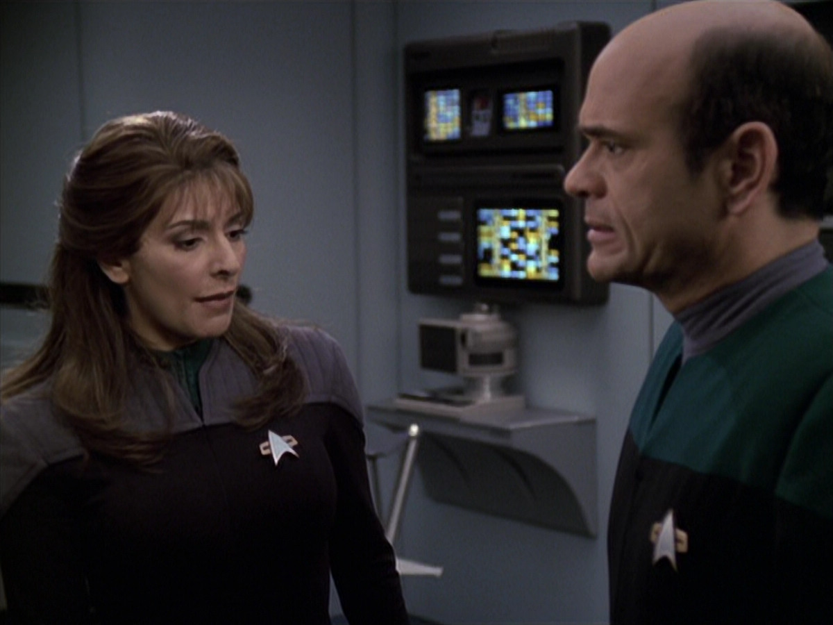 extant_StarTrek_VOY_6x24-LifeLine_02840.jpg