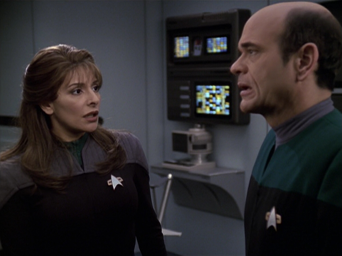 extant_StarTrek_VOY_6x24-LifeLine_02843.jpg