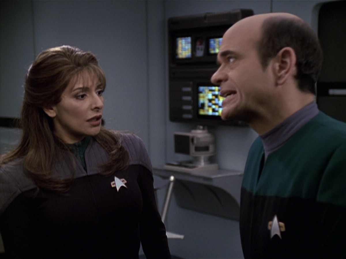 extant_StarTrek_VOY_6x24-LifeLine_02844.jpg