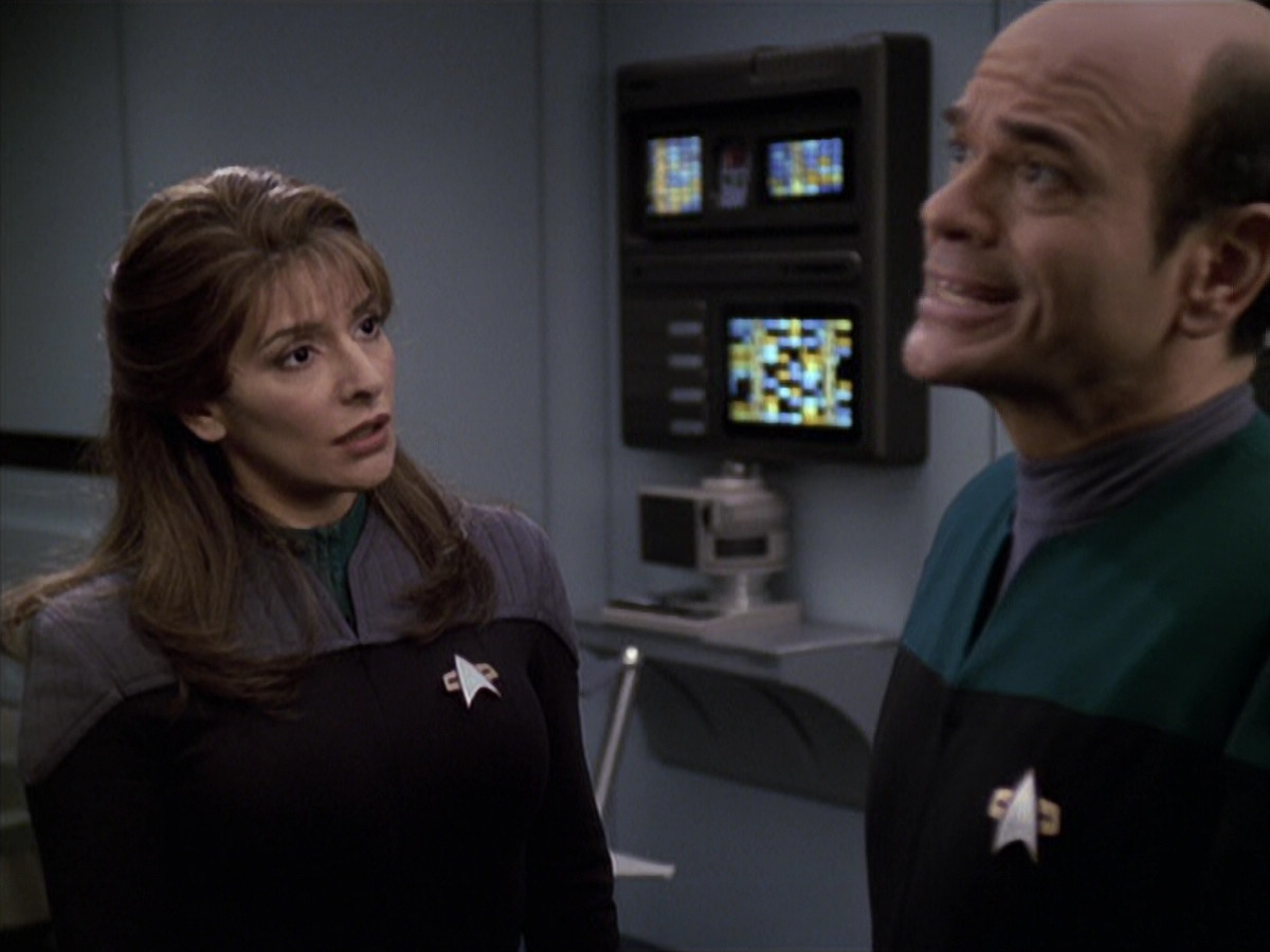 extant_StarTrek_VOY_6x24-LifeLine_02846.jpg