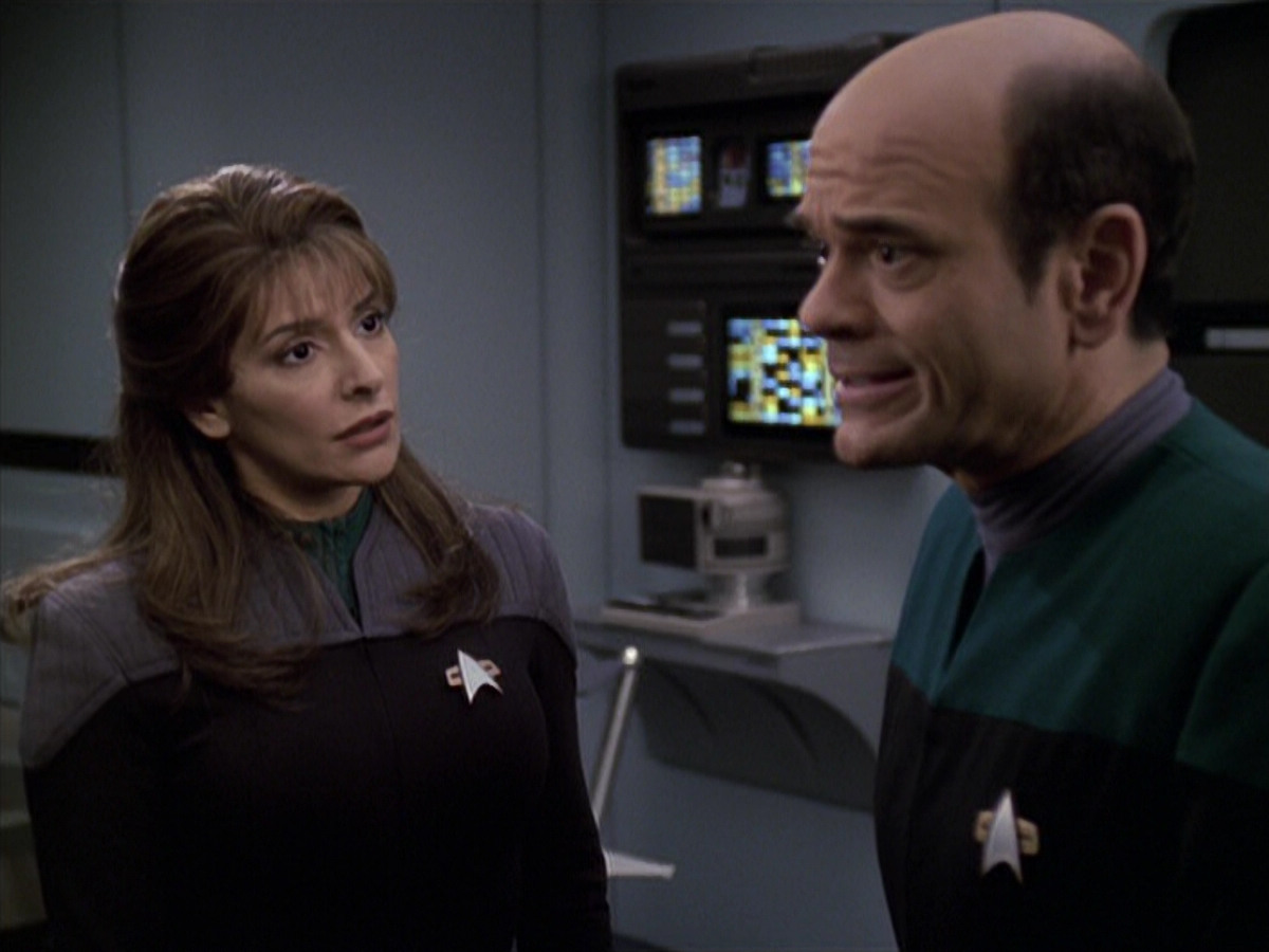 extant_StarTrek_VOY_6x24-LifeLine_02847.jpg