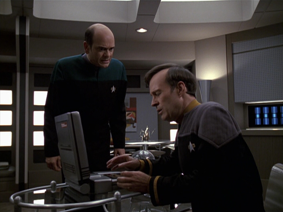 extant_StarTrek_VOY_6x24-LifeLine_02857.jpg
