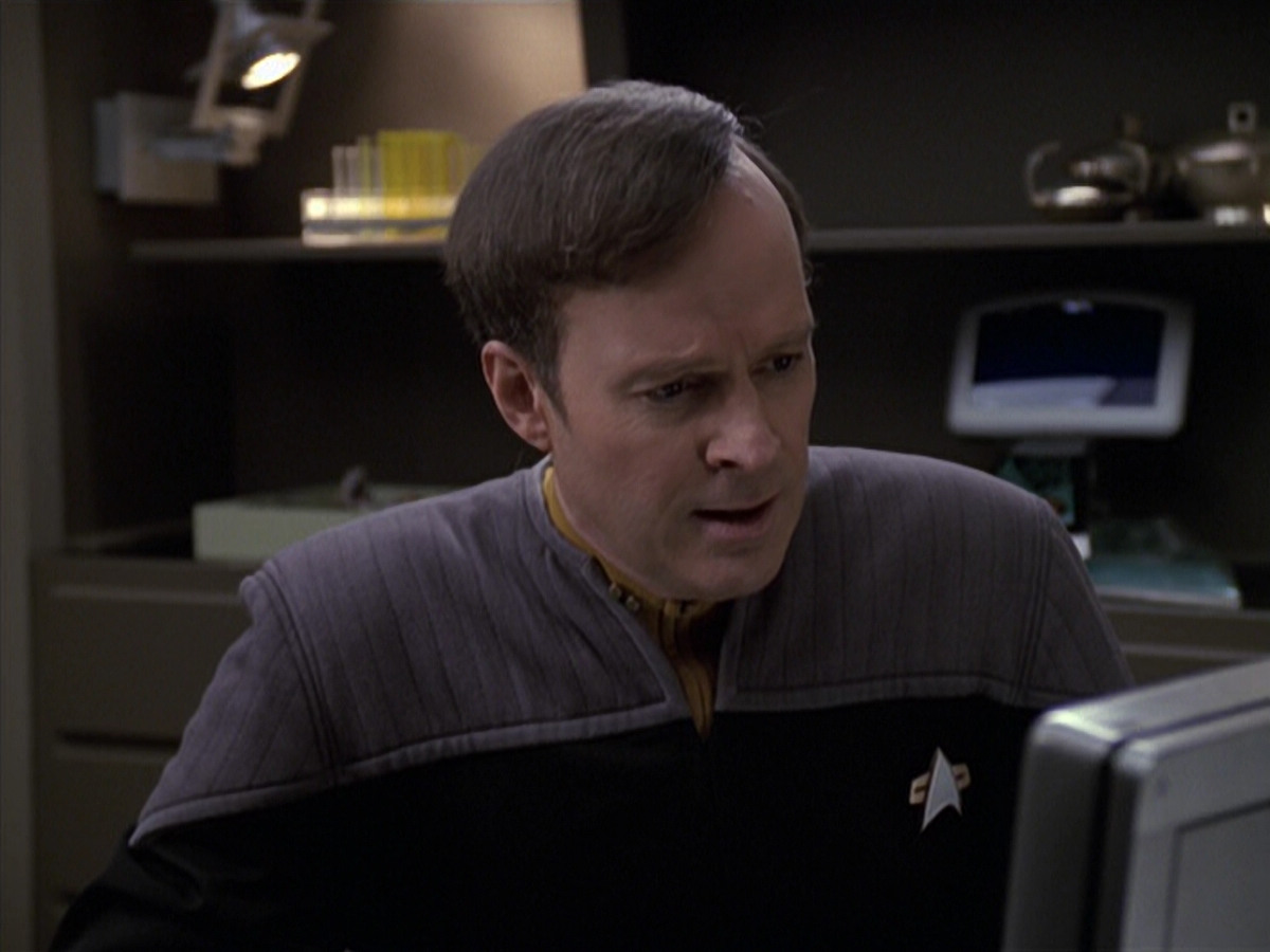 extant_StarTrek_VOY_6x24-LifeLine_02862.jpg