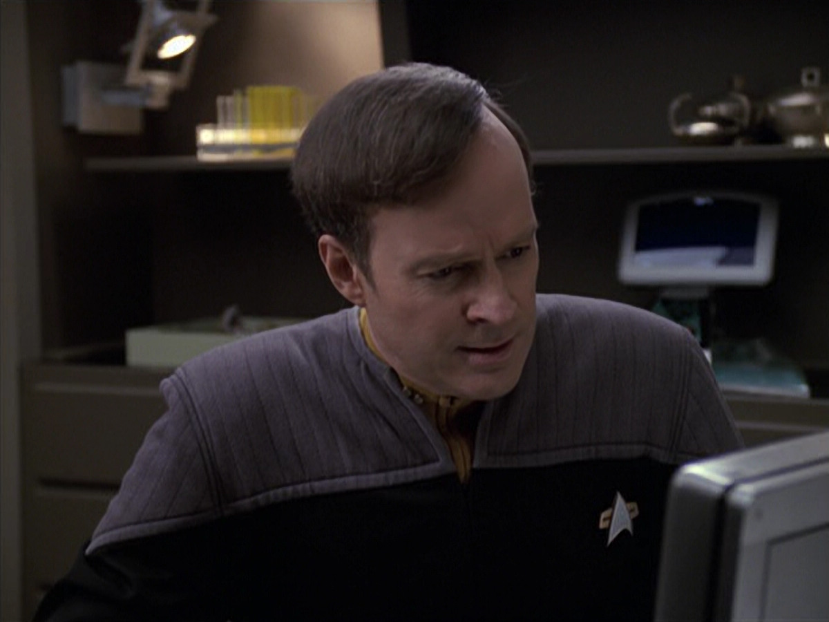extant_StarTrek_VOY_6x24-LifeLine_02864.jpg