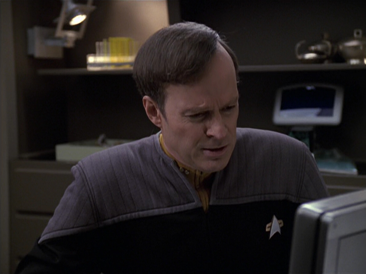 extant_StarTrek_VOY_6x24-LifeLine_02868.jpg