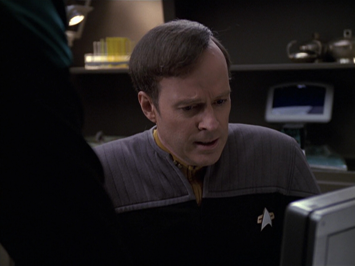 extant_StarTrek_VOY_6x24-LifeLine_02877.jpg