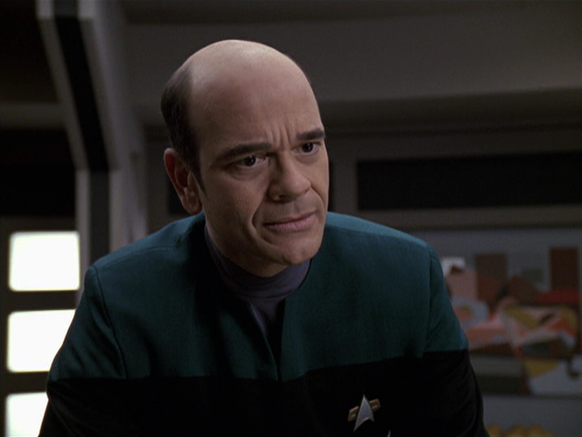extant_StarTrek_VOY_6x24-LifeLine_02886.jpg