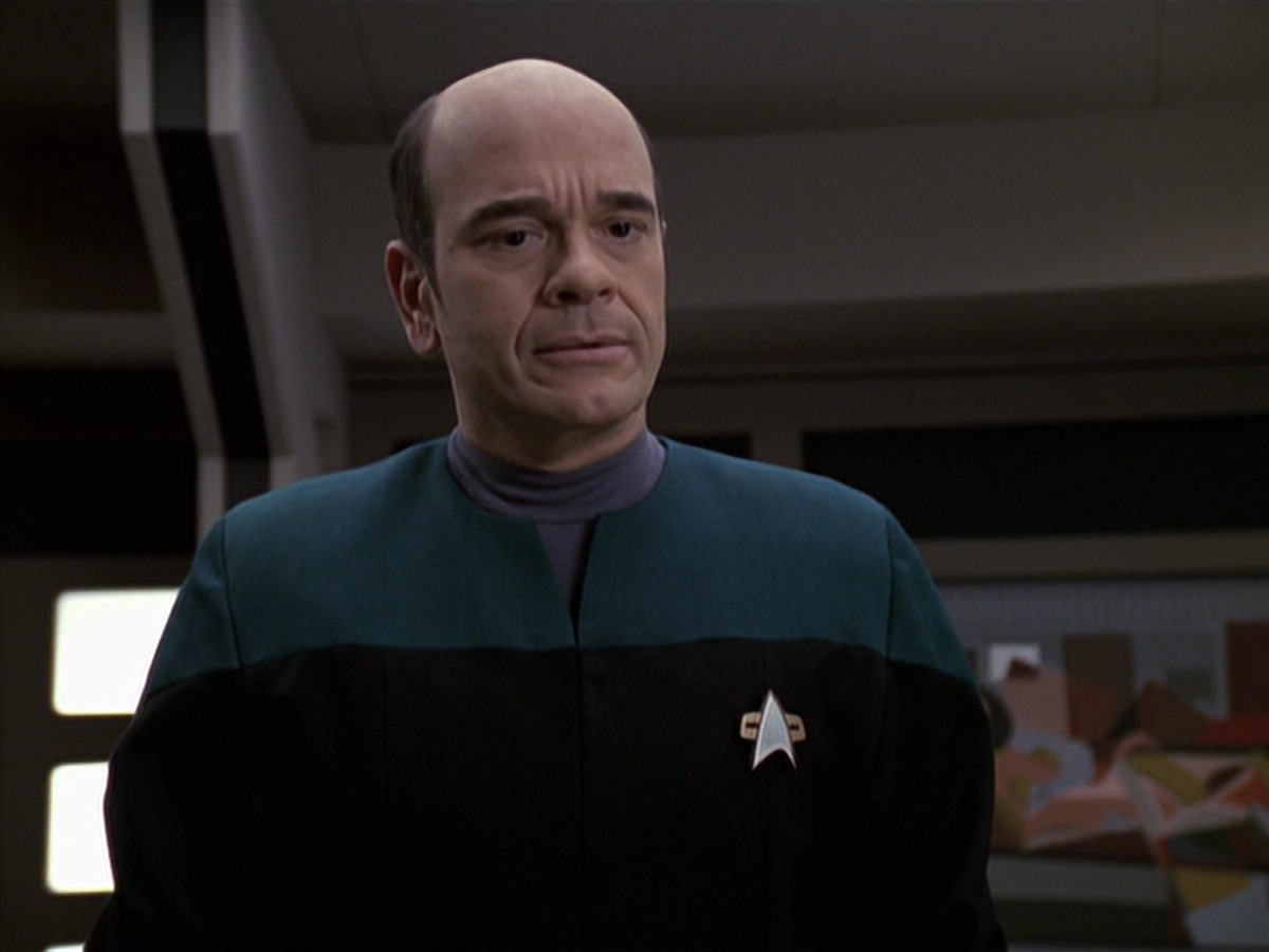 extant_StarTrek_VOY_6x24-LifeLine_02891.jpg