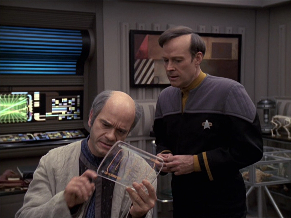 extant_StarTrek_VOY_6x24-LifeLine_02899.jpg